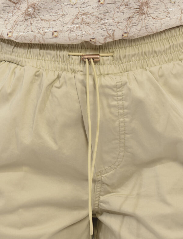 Shorts Yes Zee Beige - Shorts modello cargo con coulisse in vita. Dettaglio fiore applicato sul finaco destro e medaglietta