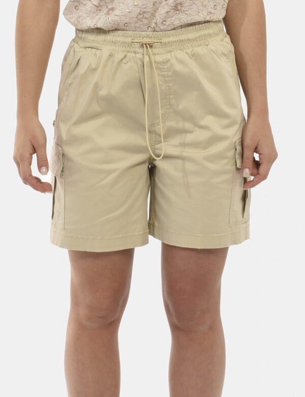 Shorts Yes Zee Beige - Shorts modello cargo con coulisse in vita. Dettaglio fiore applicato sul finaco destro e medaglietta