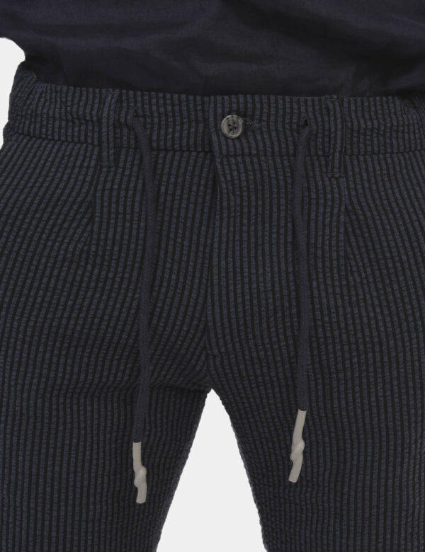 Pantaloni Yes Zee Blu - Pantaloni modello slouchy con coulisse in vita e passanti per la cinta. Rigato sui toni del blu e co