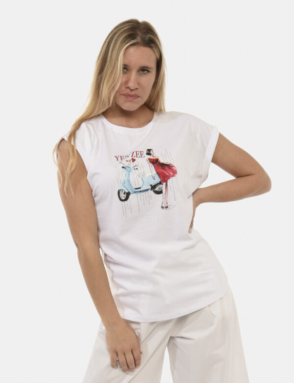 T-shirt Yes Zee Bianco - T-shirt bianca con dettaglio reves sulla manica e stampa romantica dalle vibes parigine. Indossala