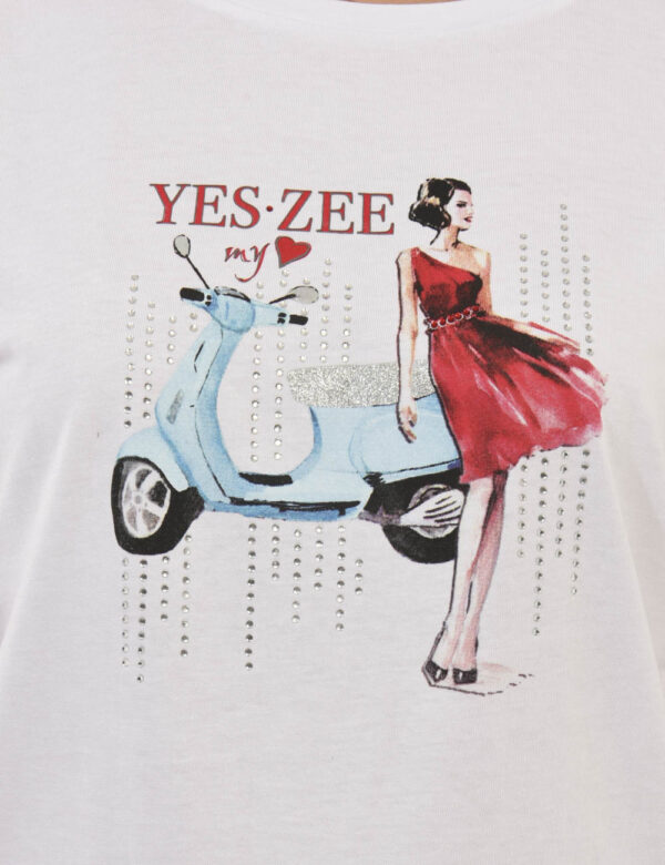 T-shirt Yes Zee Bianco - T-shirt bianca con dettaglio reves sulla manica e stampa romantica dalle vibes parigine. Indossala