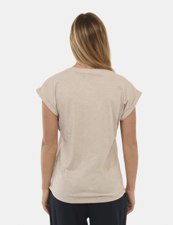 T-shirt Yes Zee Grigio chiaro - T-shirt beige con logo e dettagli oro. Particolare dato dalla reves sulla manica. Indossala