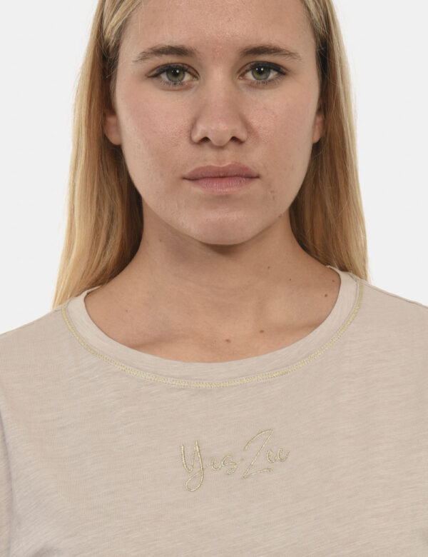 T-shirt Yes Zee Grigio chiaro - T-shirt beige con logo e dettagli oro. Particolare dato dalla reves sulla manica. Indossala