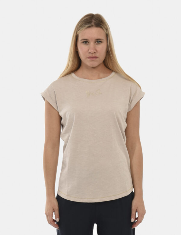 T-shirt Yes Zee Grigio chiaro - T-shirt beige con logo e dettagli oro. Particolare dato dalla reves sulla manica. Indossala