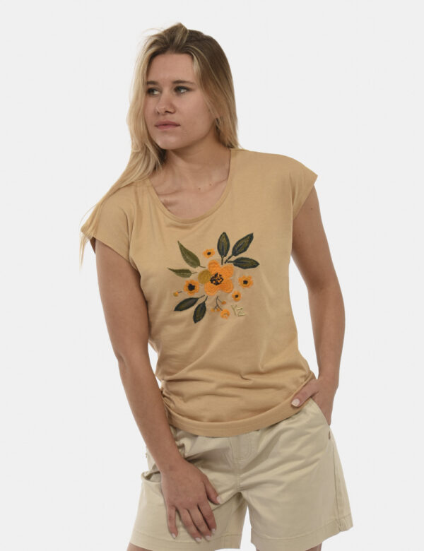 T-shirt Yes Zee Cammello - T-shirt cammello con dettaglio logo e fiore ricamati sul fronte. Particolare dato dal taglio dell