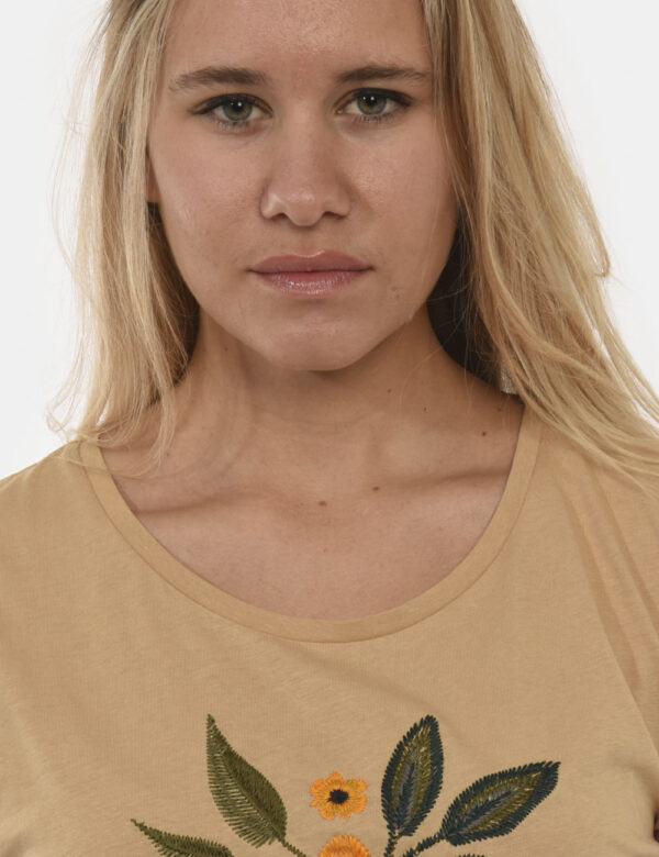 T-shirt Yes Zee Cammello - T-shirt cammello con dettaglio logo e fiore ricamati sul fronte. Particolare dato dal taglio dell
