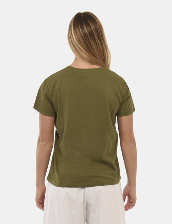 T-shirt Yes Zee Verde - T-shirt verde militare con dettaglio stampa sul fronte e applicazioni brillanti. Una t-shirt per ami