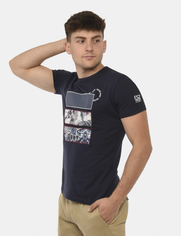 T-shirt Yes Zee Blu - T-shirt blu con stampa e ricami su toni del rosso e del blu. Indossala per le tue occasioni casual e o