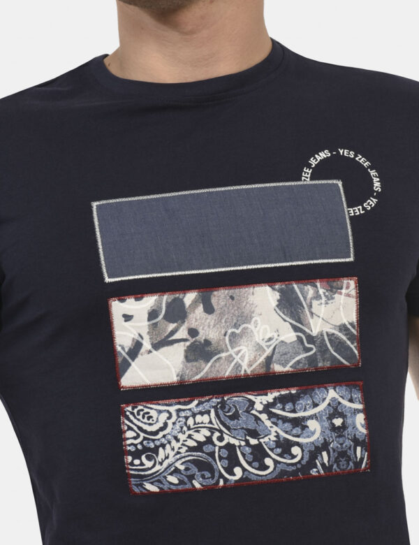 T-shirt Yes Zee Blu - T-shirt blu con stampa e ricami su toni del rosso e del blu. Indossala per le tue occasioni casual e o