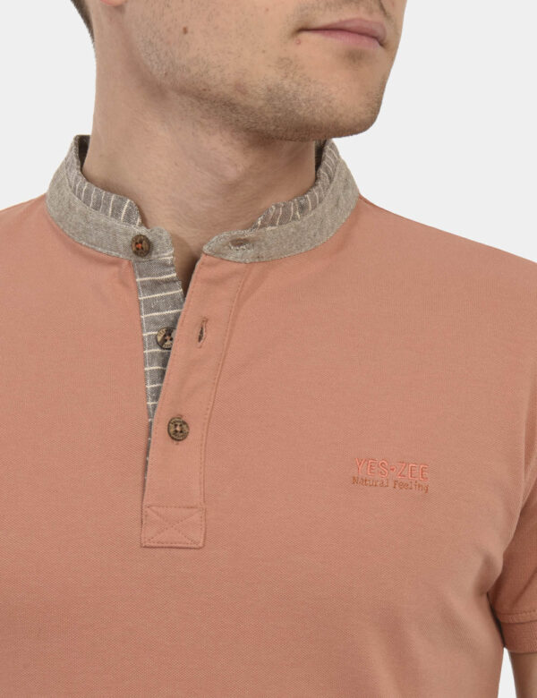 Polo Yes Zee Rosa - Polo color terracotta con collo alla coreana in pattern a contrasto e bottoni effetto legno. Il logo è r