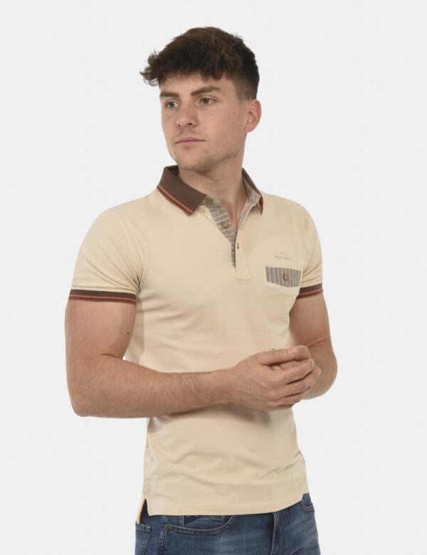 Polo Yes Zee Beige - Polo beige con colletto marrone e riga arancio. Bottoni effetto legno, finto taschino laterale con patt