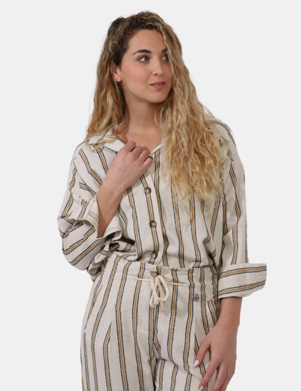 Camicia Berna Beige - Camicia su base beige con fantasia rigata nera e gialla. La vestibilità è morbida e pratica grazie a b