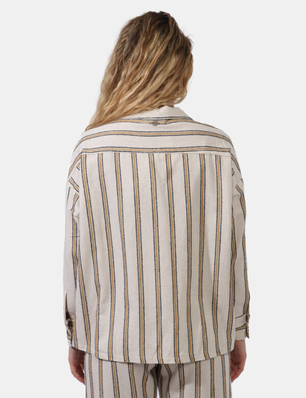 Camicia Berna Beige - Camicia su base beige con fantasia rigata nera e gialla. La vestibilità è morbida e pratica grazie a b