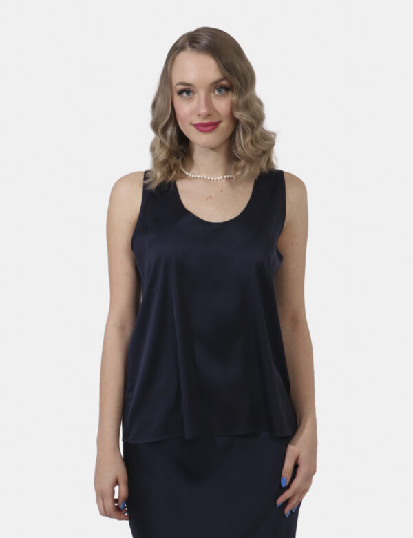 Top Emme Marella Blu - Top modello canotta con spalline larghe in total blu navy. La vestibilità è morbida e regolabile. Il