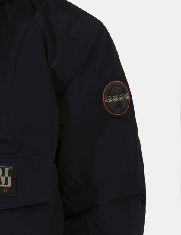 Giacca Napapijri Nero - Giacca con interno felpato su base nera con patch logo brand. Presente tascone centrale con chiusura