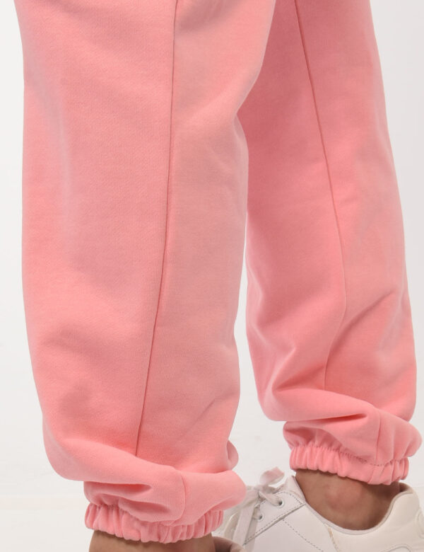 Pantaloni Sundek Rosa - Pantaloni in total rosa chiaro simil tuta. Presenti tasche a taglio trasversale e logo brand fucsia.