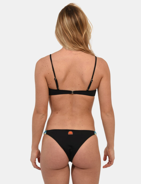 Bikini Sundek Nero - Costume modello bikini a fascia su base nera con spalline strette regolabili, gancino sul retro e palli