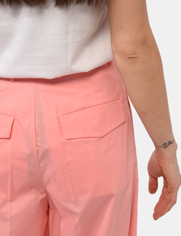 Pantaloni Sundek Rosa - Pantaloni larghi linea mare, in total rosa chiaro con risvoltino e tasche a taglio trasversale. La v