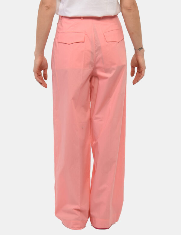 Pantaloni Sundek Rosa - Pantaloni larghi linea mare, in total rosa chiaro con risvoltino e tasche a taglio trasversale. La v
