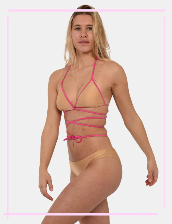 Costume Sundek Oro - Costume modello bikini a triangolo più slip sgambato su base oro e bordatura rosa shocking. La vestibil