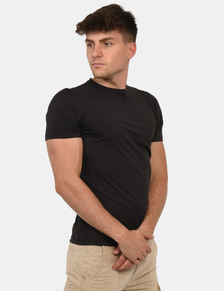 T-shirt Bramante Nero - T-shirt classica in total nero ed in tessuto lucido. Presente girocollo regolare. La vestibilità è s