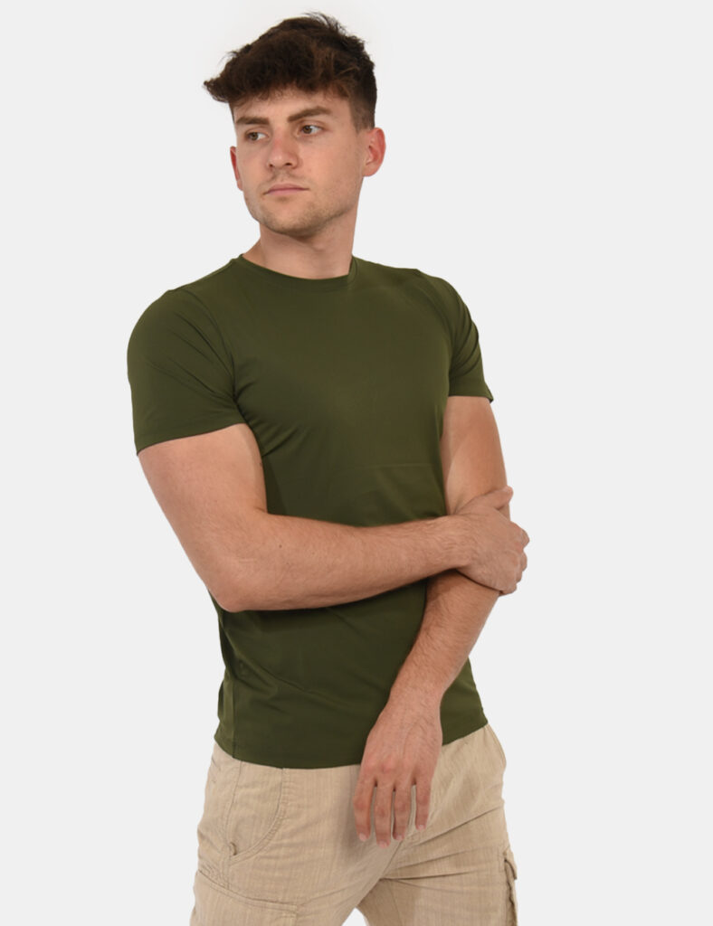 T-shirt Bramante Verde - T-shirt classica in total verde ed in tessuto lucido. Presente girocollo regolare. La vestibilità è