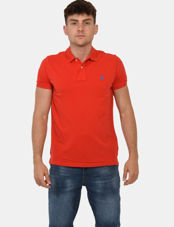 Polo U.S. Polo Assn. Rosso - Polo classica in total rosso con patch logo brand ricamato in blu ad altezza cuore. La vestibil