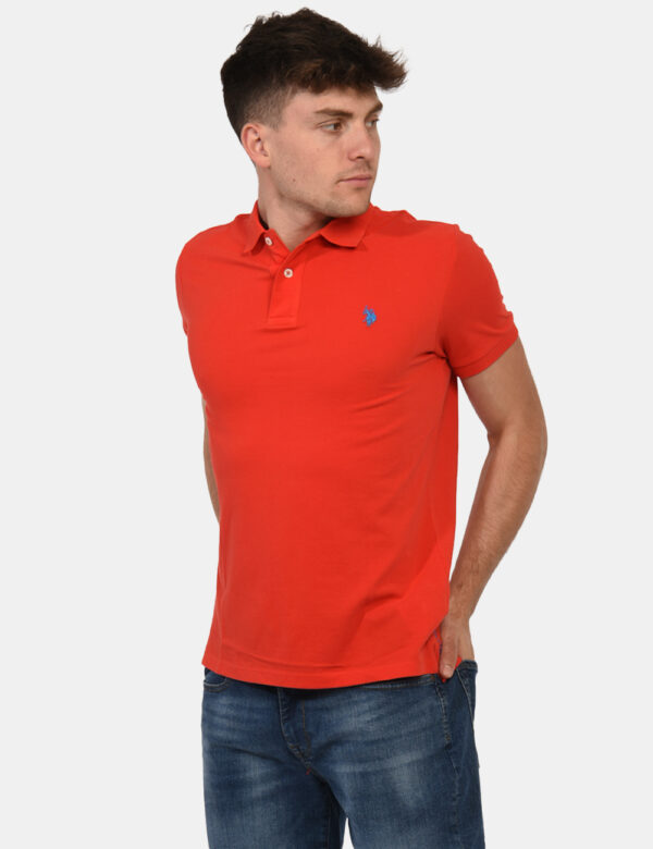 Polo U.S. Polo Assn. Rosso - Polo classica in total rosso con patch logo brand ricamato in blu ad altezza cuore. La vestibil