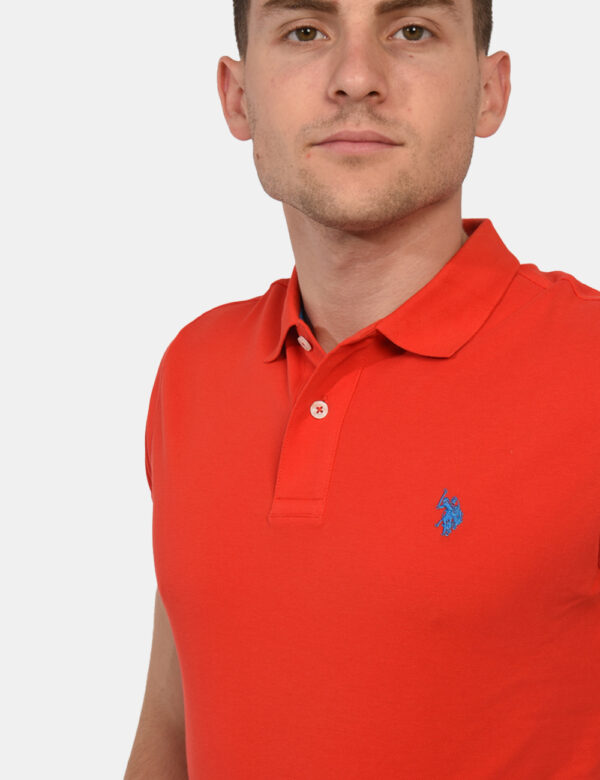 Polo U.S. Polo Assn. Rosso - Polo classica in total rosso con patch logo brand ricamato in blu ad altezza cuore. La vestibil