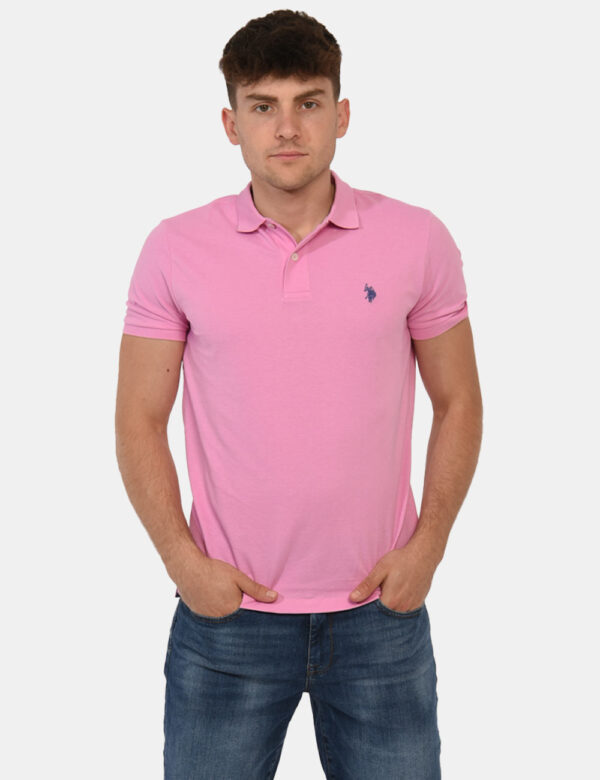 Polo U.S. Polo Assn. Rosa - Polo classica in total rosa intenso con patch logo brand ricamato in blu ad altezza cuore. La ve