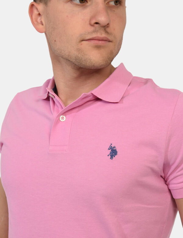 Polo U.S. Polo Assn. Rosa - Polo classica in total rosa intenso con patch logo brand ricamato in blu ad altezza cuore. La ve