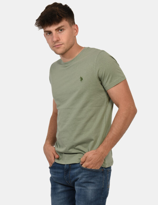 T-shirt U.S. Polo Assn. Verde - T-shirt classica in total verde chiaro con patch logo brand ricamato in tono su tono ad alte