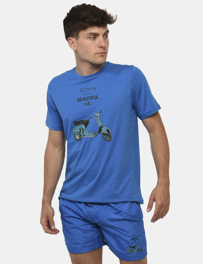 T-shirt Goha Azzurro - T-shirt classica su base azzurro intenso con stampa vespa in tinta coordinata. La vestibilità è morbi