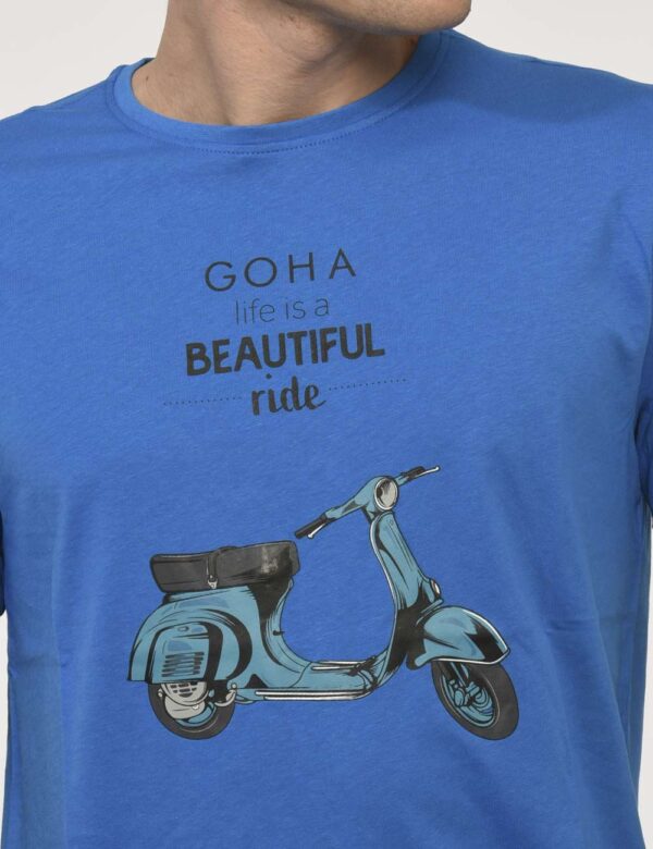 T-shirt Goha Azzurro - T-shirt classica su base azzurro intenso con stampa vespa in tinta coordinata. La vestibilità è morbi