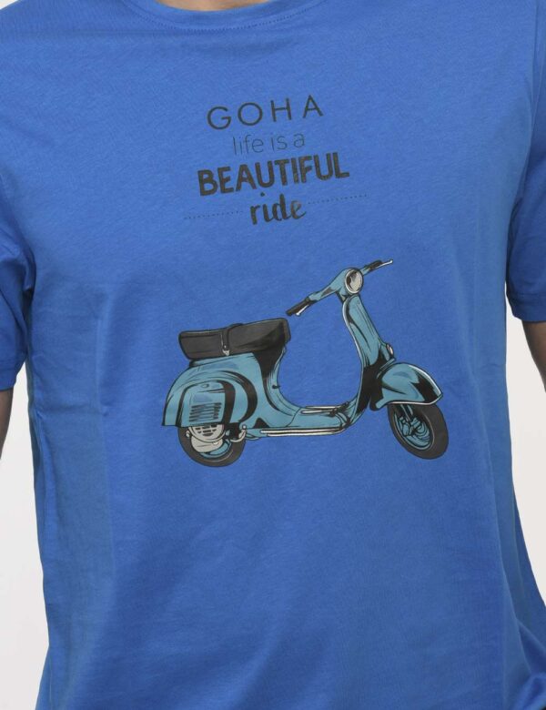 T-shirt Goha Azzurro - T-shirt classica su base azzurro intenso con stampa vespa in tinta coordinata. La vestibilità è morbi