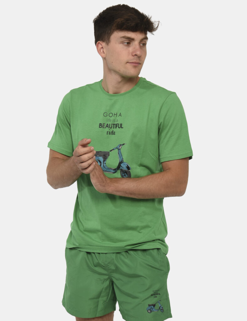 T-shirt Goha Verde - T-shirt classica su base verde con stampa vespa in tinta coordinata. La vestibilità è morbida e regolar