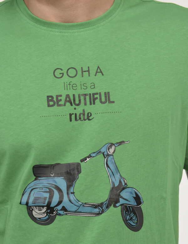 T-shirt Goha Verde - T-shirt classica su base verde con stampa vespa in tinta coordinata. La vestibilità è morbida e regolar