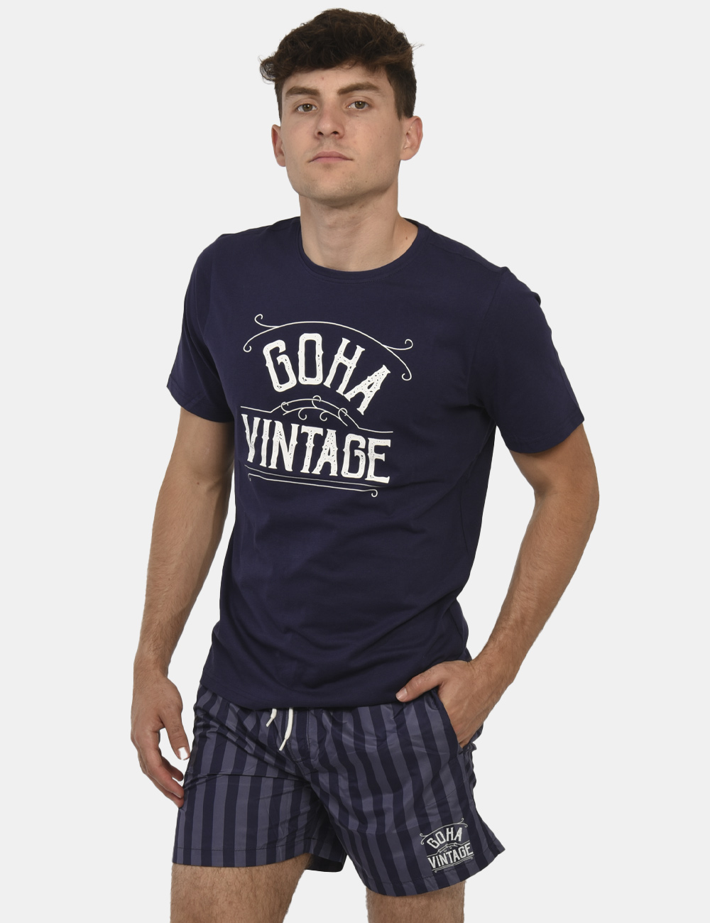 T-shirt Goha Blu - T-shirt classica su base blu navy con stampa centrale logo brand bianca. La vestibilità è morbida e regol