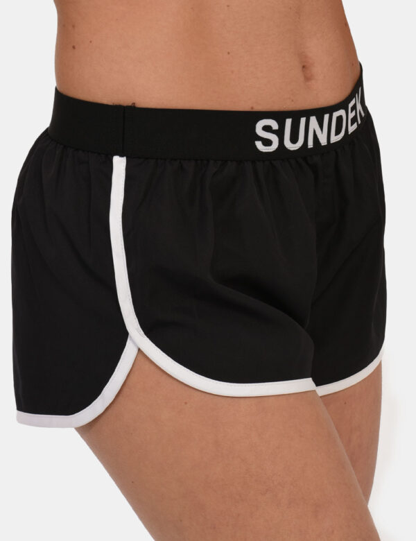 Shorts Sundek Nero - Shorts da spiaggia in total nero con bordatura bianca. La vestibilità è morbida e regolabile grazie ad