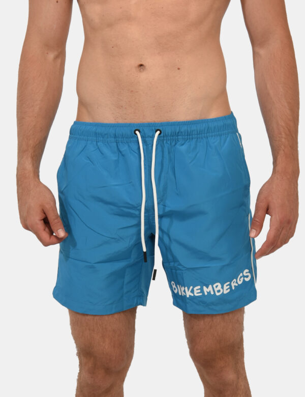 Costume Bikkembergs Azzurro - Costume modello shorts in 100% poliestere. Il capo si sviluppa in total azzurro con logo brand