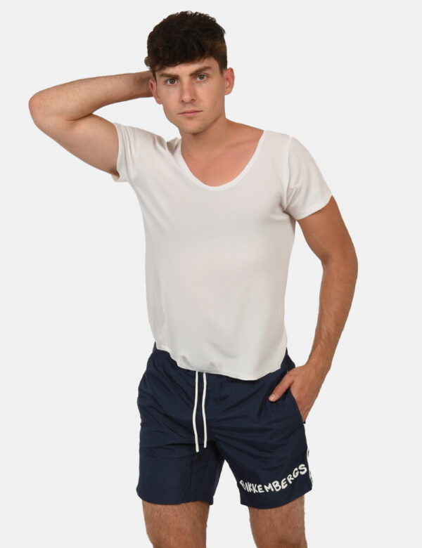 Costume Bikkembergs Blu - Costume modello shorts in 100% poliestere. Il capo si sviluppa in total blu navy con logo brand bi