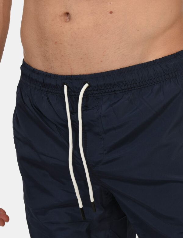 Costume Bikkembergs Blu - Costume modello shorts in 100% poliestere. Il capo si sviluppa in total blu navy con logo brand bi