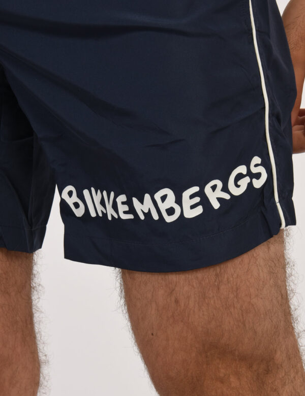 Costume Bikkembergs Blu - Costume modello shorts in 100% poliestere. Il capo si sviluppa in total blu navy con logo brand bi