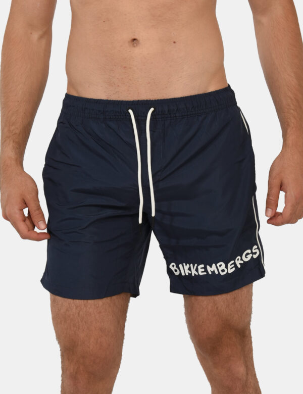 Costume Bikkembergs Blu - Costume modello shorts in 100% poliestere. Il capo si sviluppa in total blu navy con logo brand bi