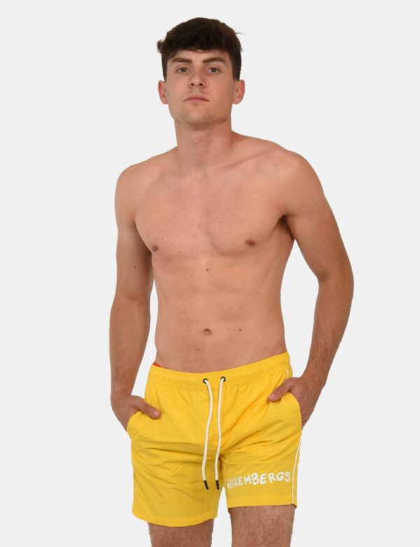 Costume Bikkembergs Giallo - Costume modello shorts in 100% poliestere. Il capo si sviluppa in total giallo con logo brand