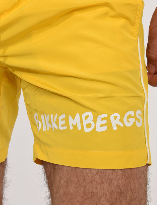 Costume Bikkembergs Giallo - Costume modello shorts in 100% poliestere. Il capo si sviluppa in total giallo con logo brand