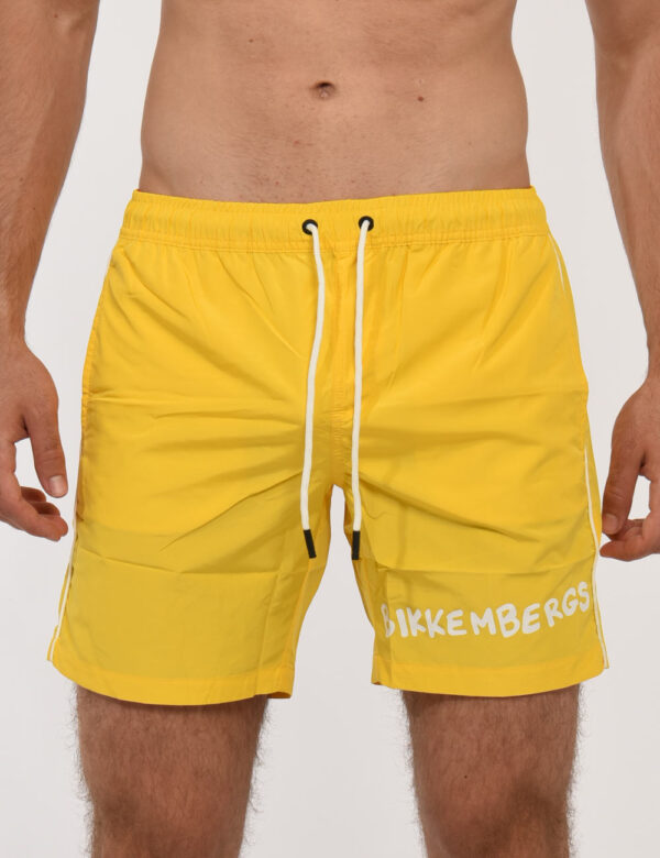 Costume Bikkembergs Giallo - Costume modello shorts in 100% poliestere. Il capo si sviluppa in total giallo con logo brand