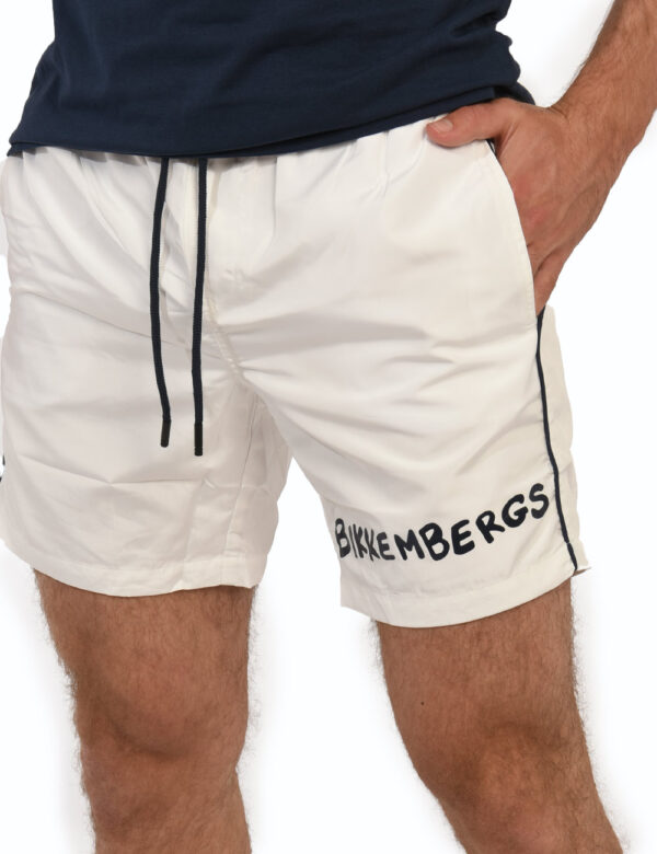 Costume Bikkembergs Bianco - Costume modello shorts in 100% poliestere. Il capo si sviluppa in total bianco con logo brand b