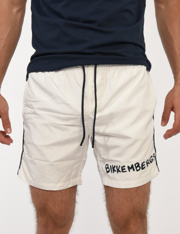 Costume Bikkembergs Bianco - Costume modello shorts in 100% poliestere. Il capo si sviluppa in total bianco con logo brand b