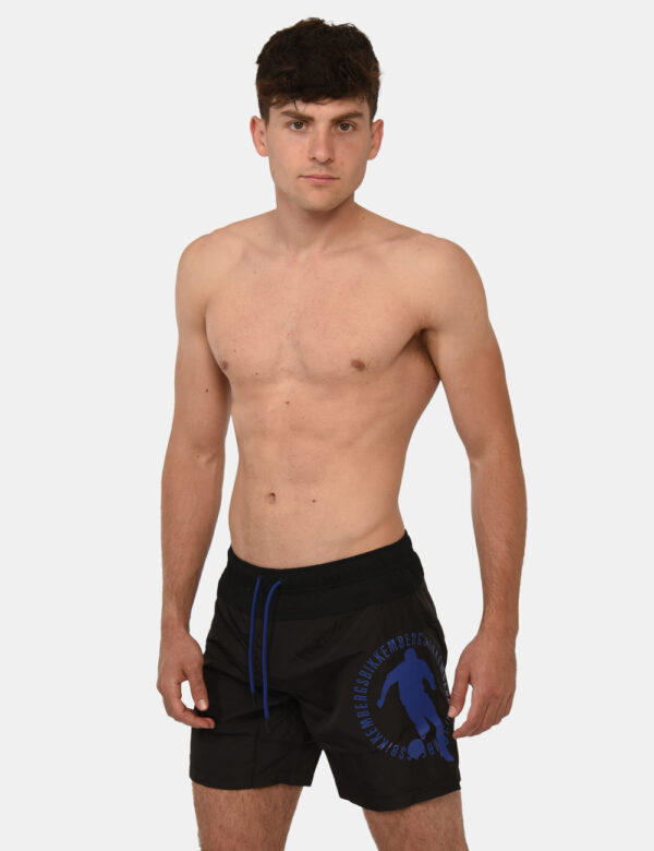 Costume Bikkembergs Nero - Costume modello shorts in 100% poliestere. Il capo si sviluppa in total nero con logo brand blu.